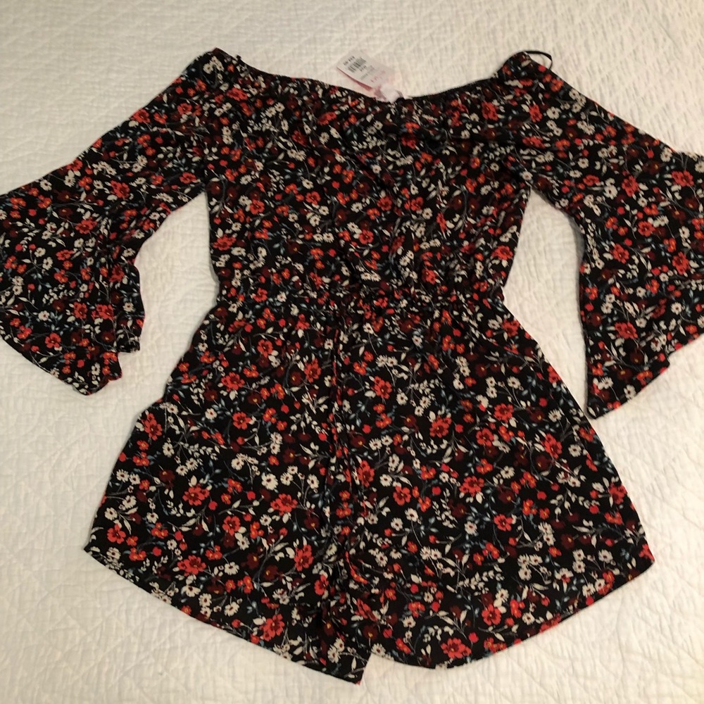 NWT Cute Off-the-Shoulder Floral Romper! Size M